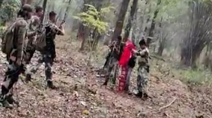 Chhattisgarh: जवानों ने ध्वस्त किया नक्सली स्मारक, मुठभेड़ में मारे गए दर्शन पद्दा की याद में बनाया था जवानों ने ध्वस्त किया नक्सली स्मारक।