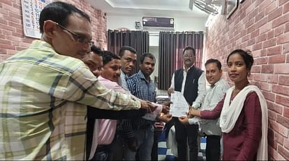 Bijapur: 6 फरवरी से जिले के 741 प्राथमिक स्कूलों में तालाबंदी, वेतन विसंगति को लेकर शिक्षक करेंगे हड़ताल अफसरों को ज्ञापन सौंपते शिक्षक।