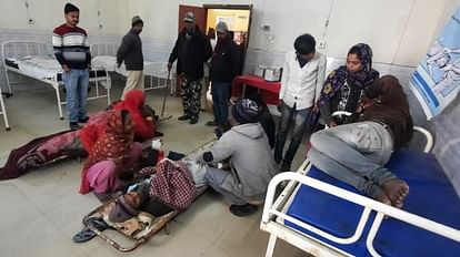 अररिया में फायरिंग और धमाकों में घायल पहुंचाए जा रहे अस्पताल।