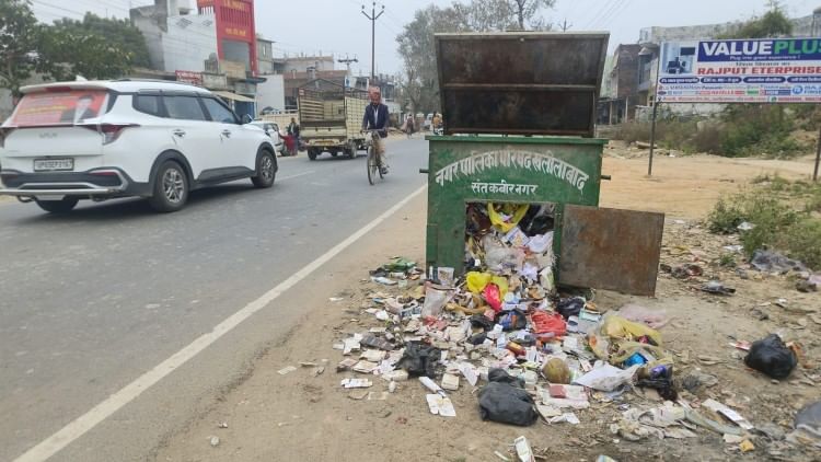 No arrangement for dumping ground, roadside garbage