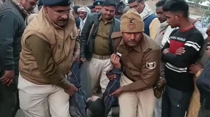 मॉब लिंचिंग में कथित अपराधी की मौत के बाद शव को ले जाती पुलिस