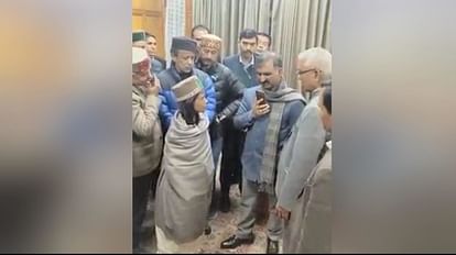 उपायुक्त से फोन पर बातचीत करते सीएम सुखविंद्र सिंह सुक्खू।