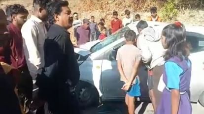 दीवार तोड़कर घर में घुसी कार: चालक की मौत, दो बच्चों सहित पत्नी घायल; शादी समारोह से लौट रहे था परिवार दीवार तोड़कर मकान में घुसी कार।