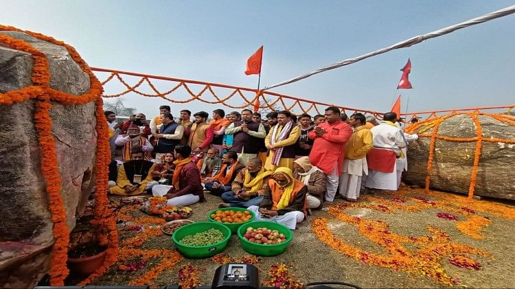 Shaligram Stones Photos: राम मंदिर के लिए नेपाल से लाई गईं दो दिव्य शालिग्राम शिला, अयोध्या में पूजन शालिग्राम शिला की अयोध्या में पूजन
