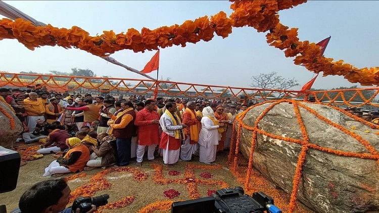Shaligram Stones Photos: राम मंदिर के लिए नेपाल से लाई गईं दो दिव्य शालिग्राम शिला, अयोध्या में पूजन शालिग्राम शिला का अयोध्या में पूजन