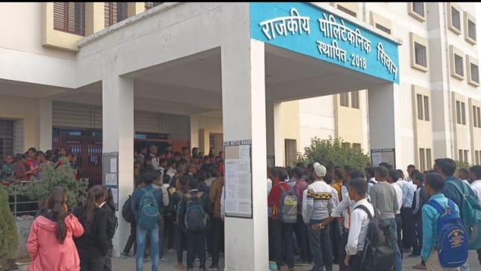 सीवान में छात्रों ने पॉलिटेक्निक में हंगामा किया।