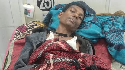 जान बचाने भालू से भिड़ गया बुजुर्ग: जंगल में गया था लकड़ी लेने, जान बची तो टोकरी में लेकर अस्पताल पहुंचे साथी भालू के साथ लड़ाई में घायल बुजुर्ग।