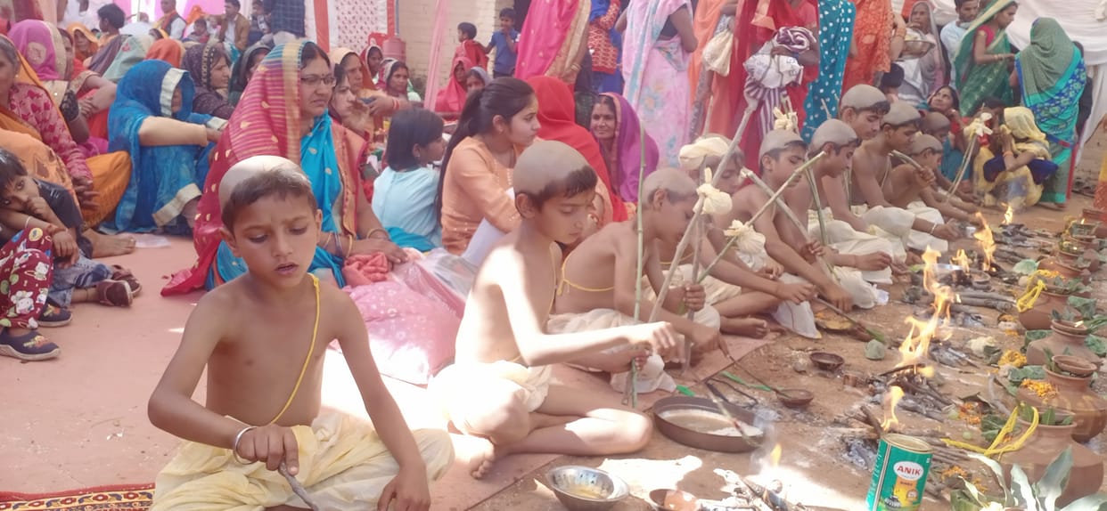 11 batuks performed mass upanayan rites in the yagya mandap