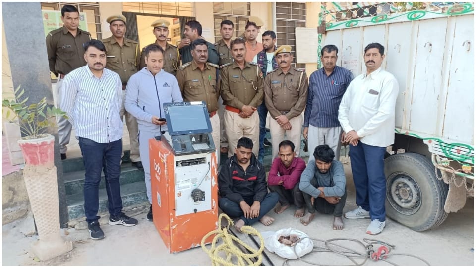 Dausa police arrested three accused of ATM breaking gang