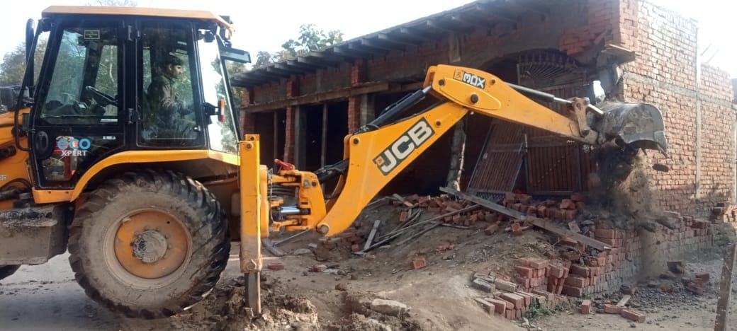 Bulldozer thundered on illegal construction