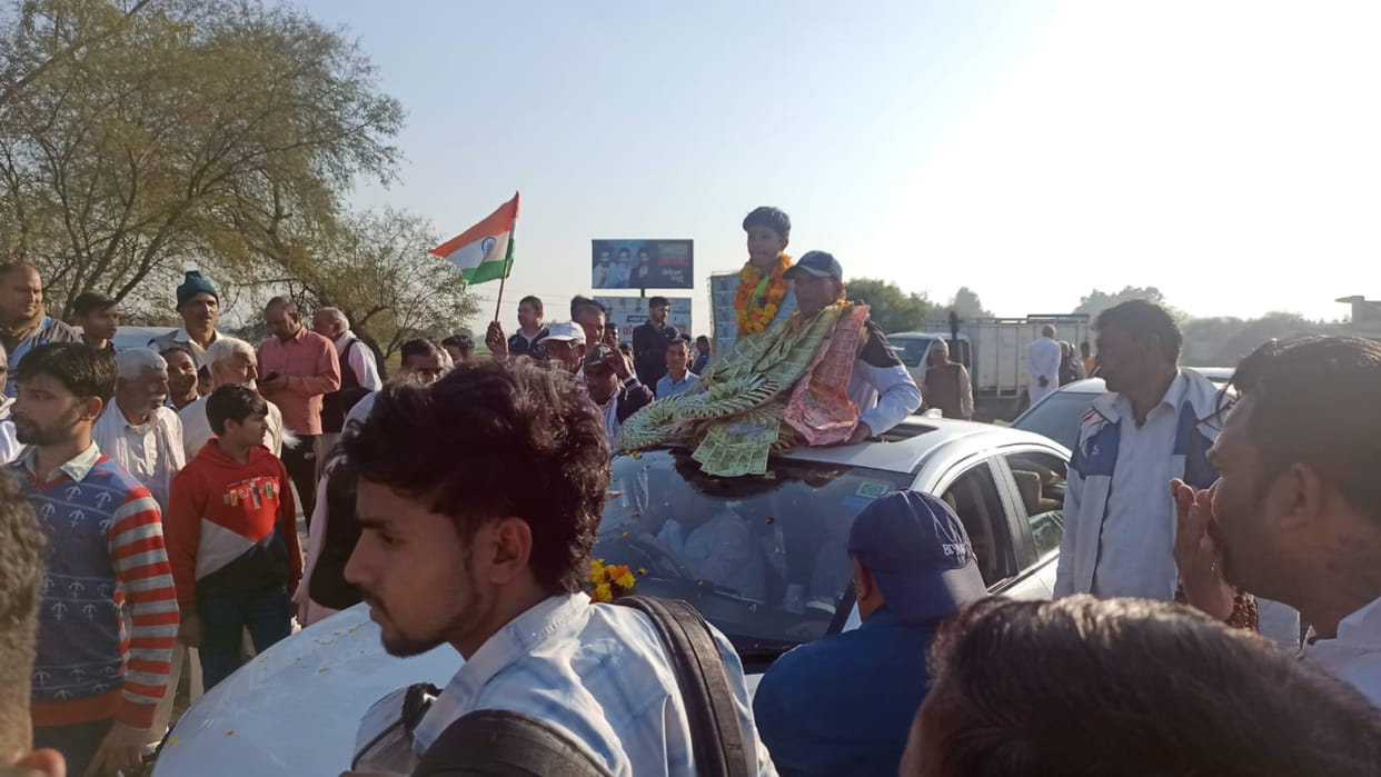 Warm welcome of Sonia on reaching her village who U-19 Women Cricket team member