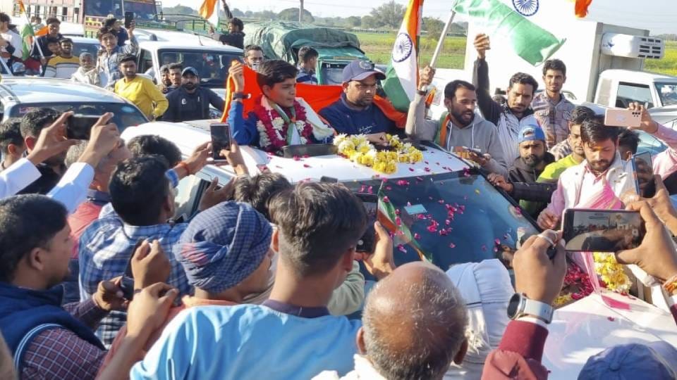Cricketer Sonam Yadav returned home in Firozabad after winning Under-19 T-20 World Cup people welcomed her