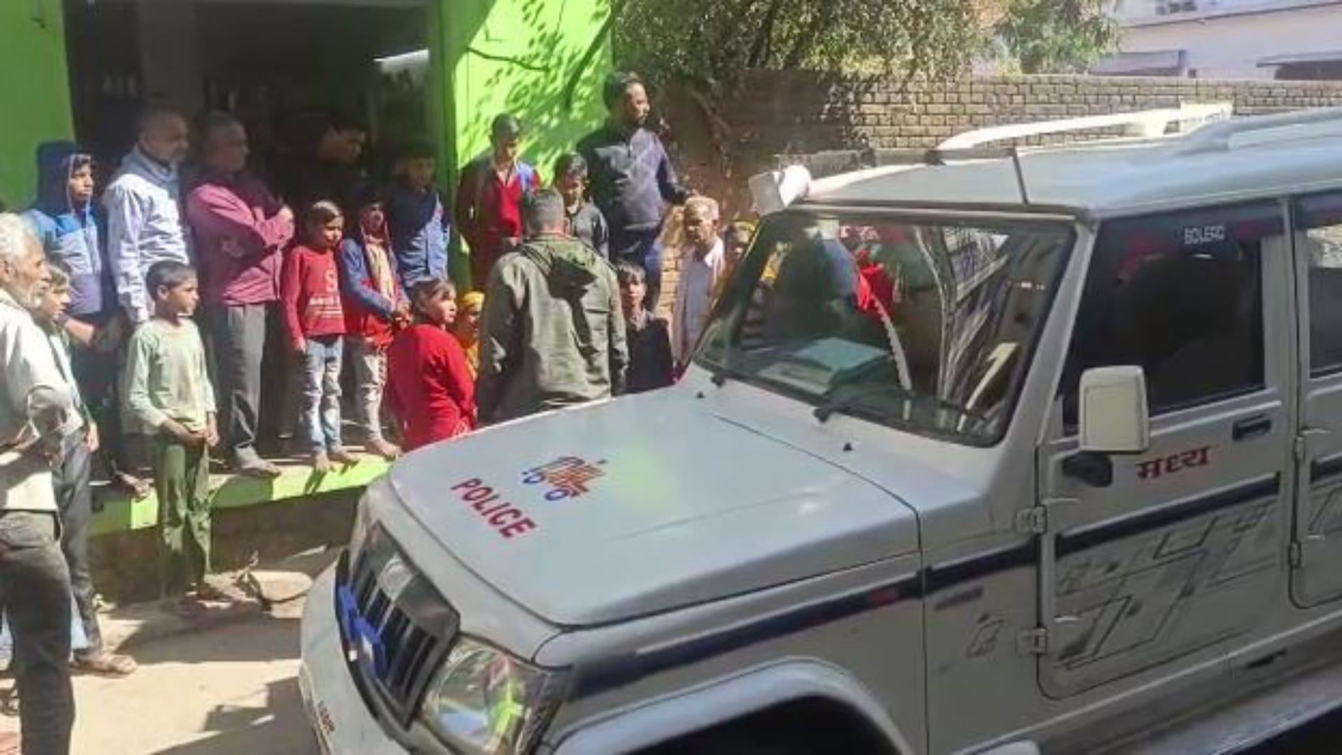 घटना स्थल पर मौजूद लोग और पुलिस
