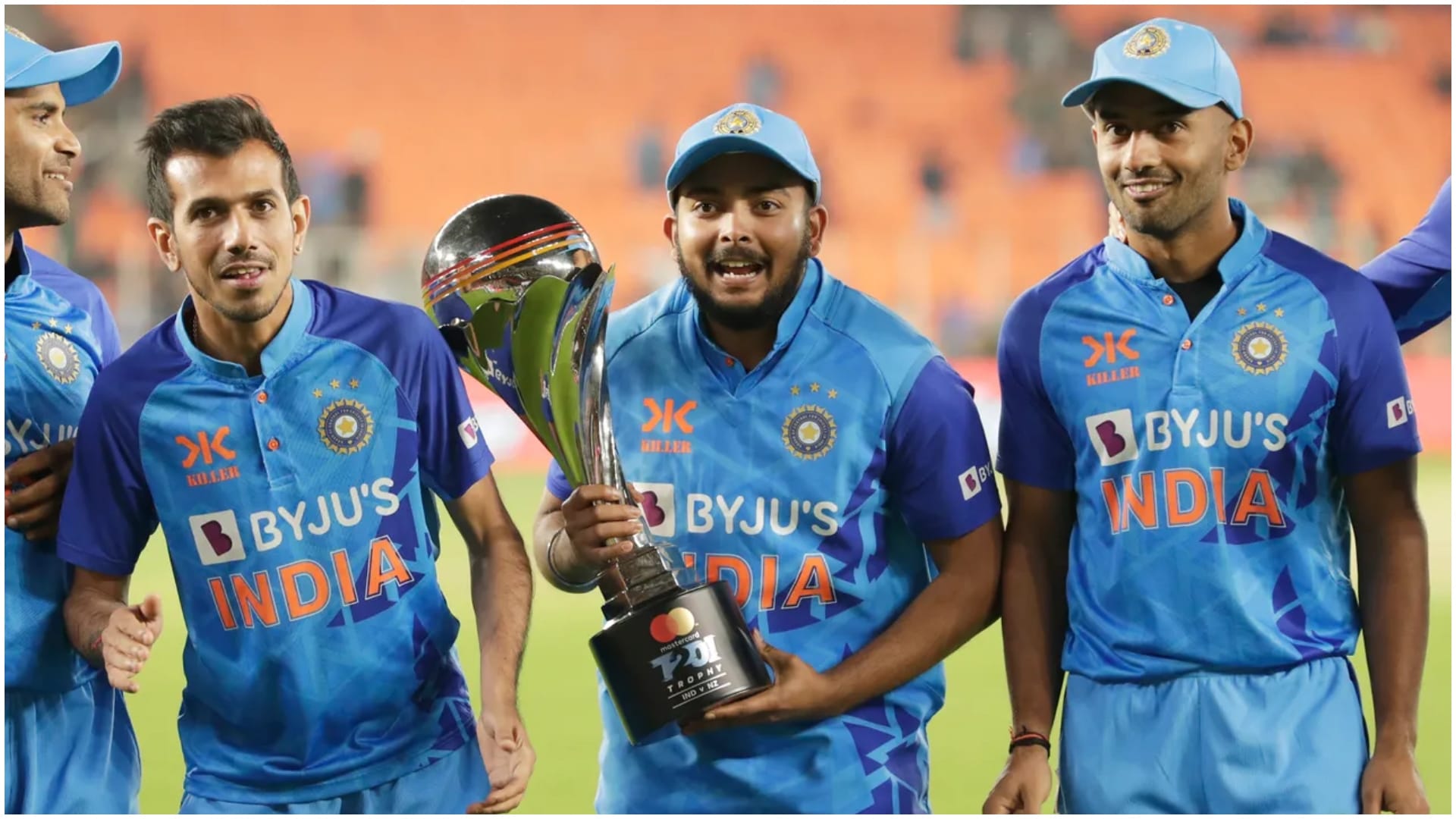 IND vs NZ 3rd T20I PHOTOS, Top Moments: Cute fan Poster for Shubman Gill, Hardik Pandya trophy to Prithvi Shaw