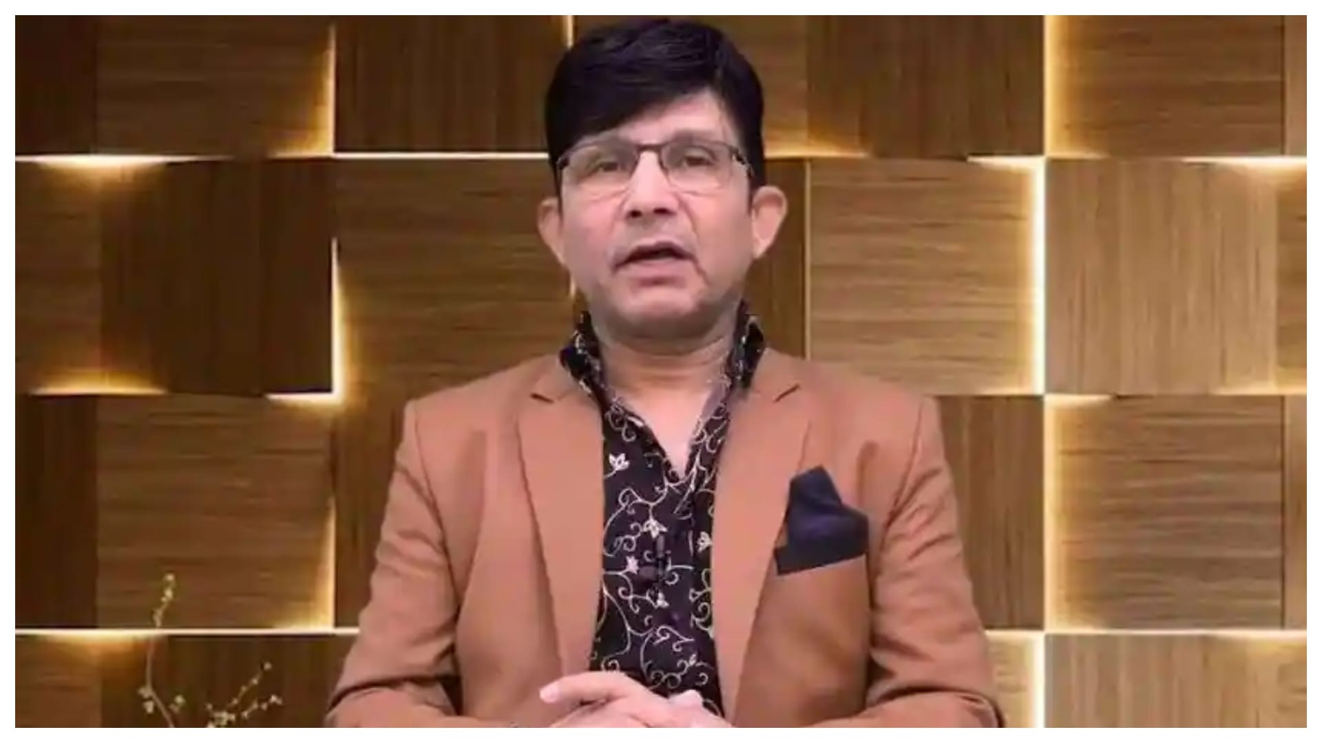 Kamaal rashid khan did controversial comment on pathaan actor shah rukh khan and Zwigato star kapil sharma
