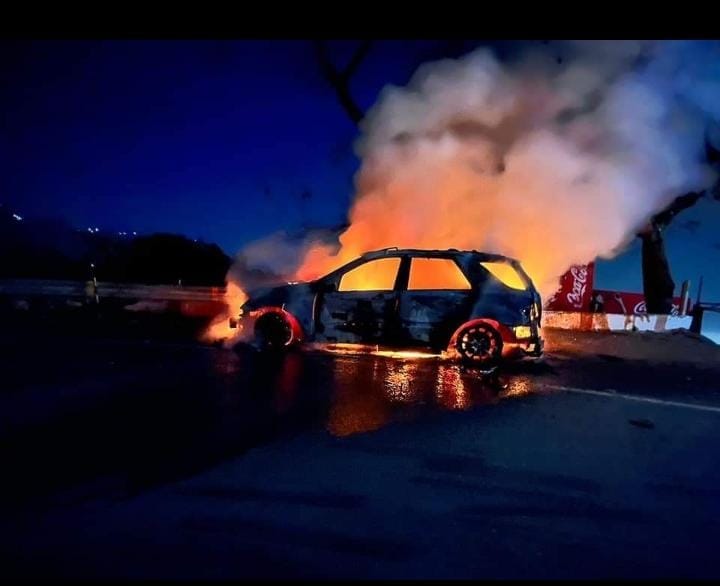 Massive fire broke out in car on Mussoorie Dehradun road Uttarakhand News In Hindi