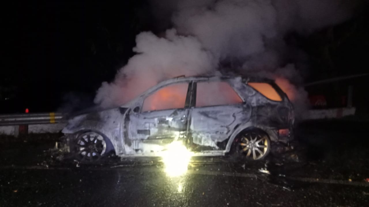 Massive fire broke out in car on Mussoorie Dehradun road Uttarakhand News In Hindi