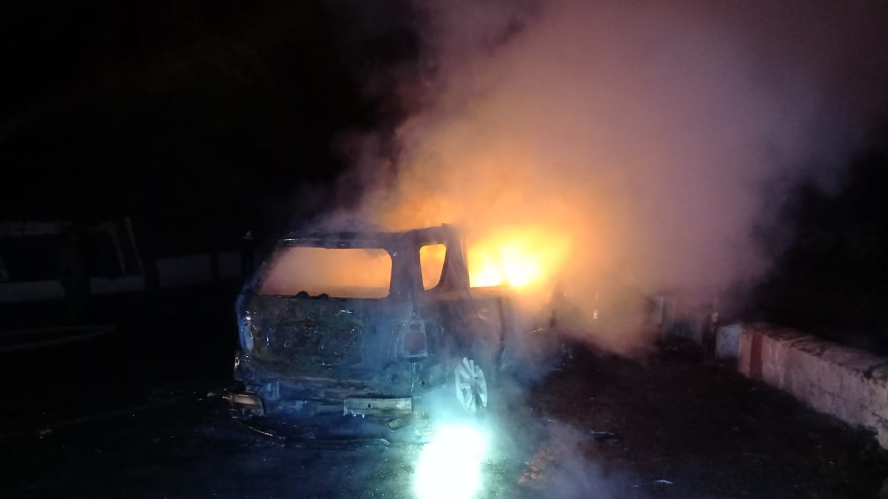 Massive fire broke out in car on Mussoorie Dehradun road Uttarakhand News In Hindi