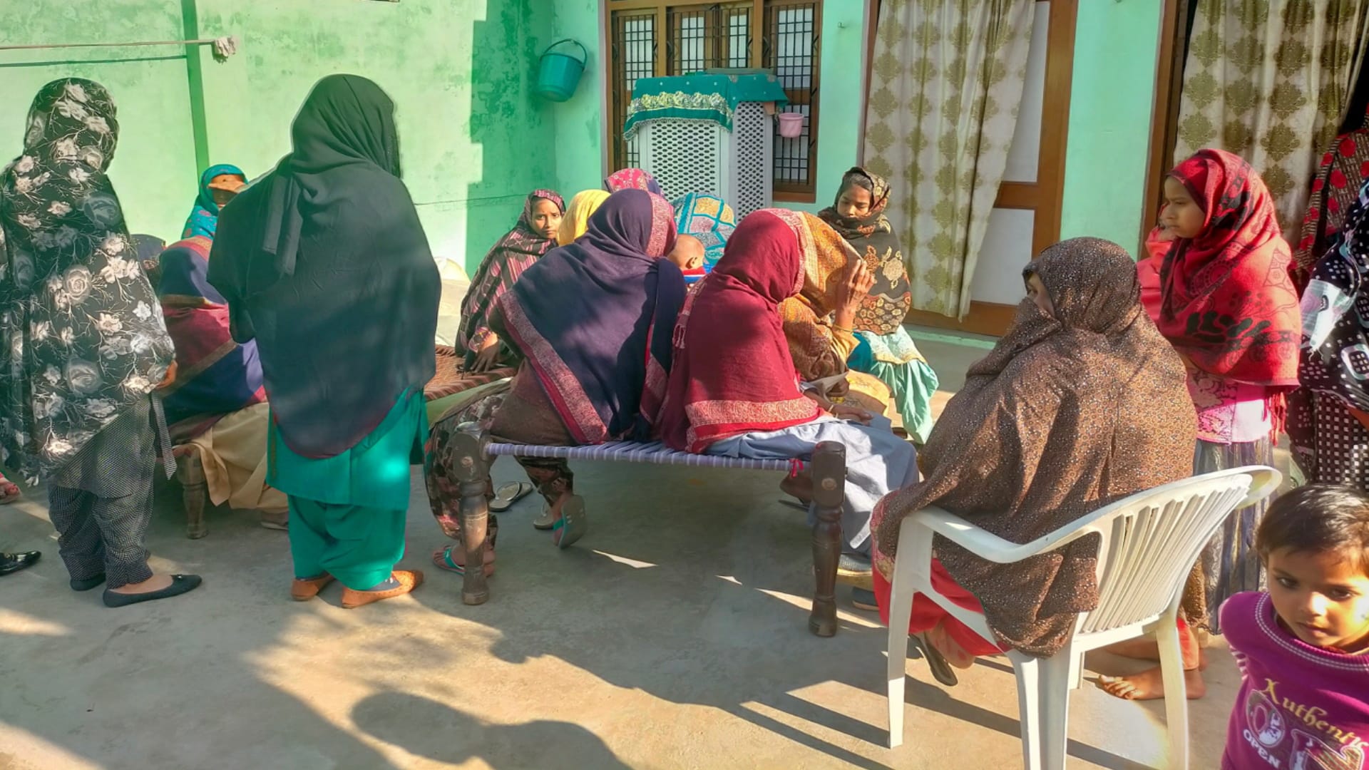 Shamli News : Mother poisoned her three daughters and two died due to treatment