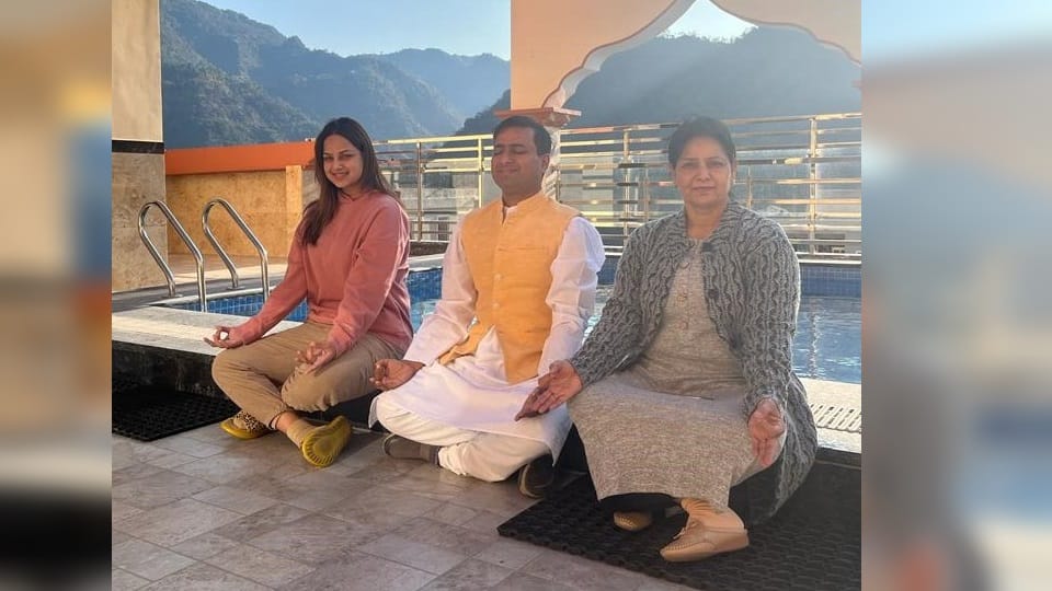 Rishikesh News: Former Miss Universe Harnaaz Kaur Sandhu Doing Yoga and Meditation near ganga