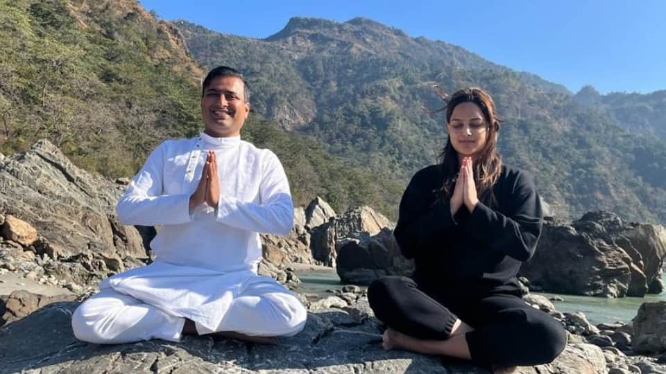 Rishikesh News: Former Miss Universe Harnaaz Kaur Sandhu Doing Yoga and Meditation near ganga
