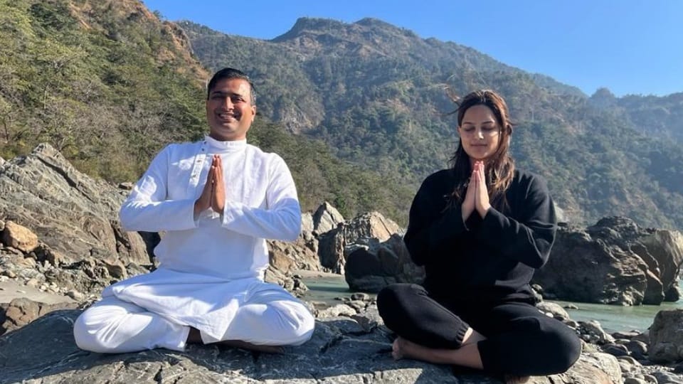 Rishikesh News: Former Miss Universe Harnaaz Kaur Sandhu Doing Yoga and Meditation near ganga