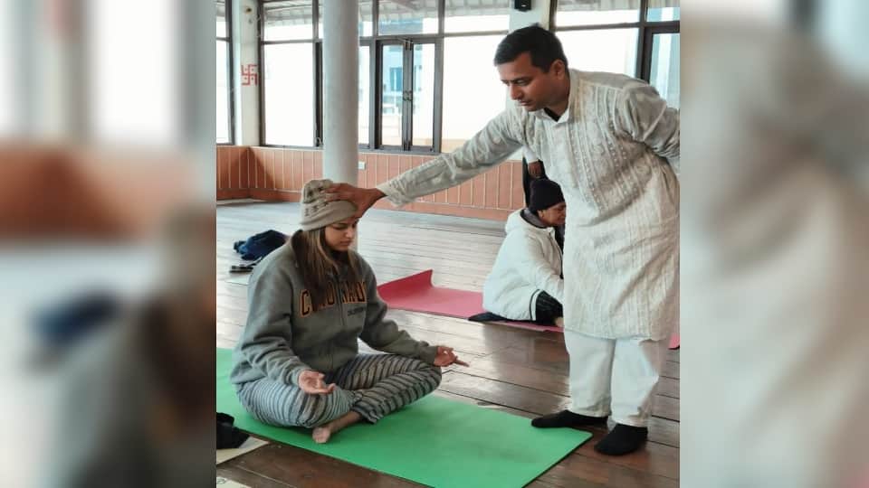 Rishikesh News: Former Miss Universe Harnaaz Kaur Sandhu Doing Yoga and Meditation near ganga