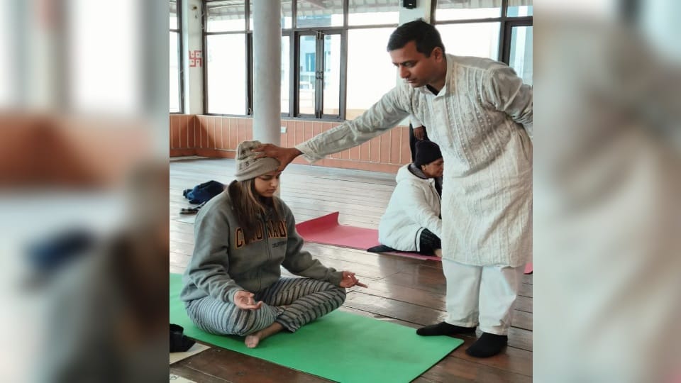 Rishikesh News: Former Miss Universe Harnaaz Kaur Sandhu Doing Yoga and Meditation near ganga