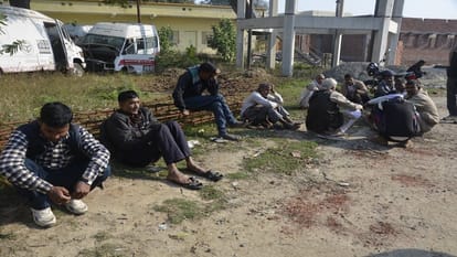 पोस्टमार्टम हाउस के बाहर बैठे मृतकों के परिजन