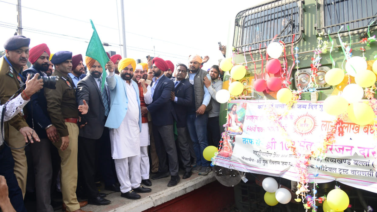 CM flagged off the train of pilgrims going from Jalandhar to Banaras