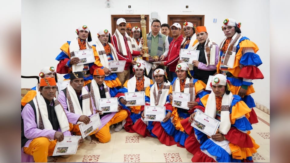 Uttarakhand Government will give 50 thousand Rupees to each Artist of manaskhand tableau
