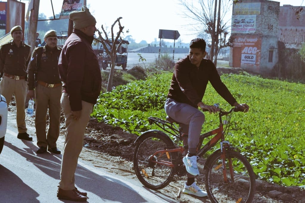 Shamli News: SP suddenly reached Kandhla police station after cycling 15 km
