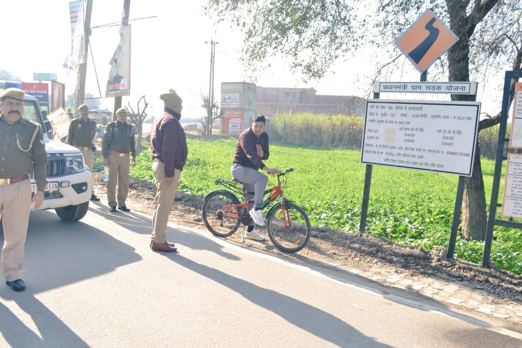 Shamli News: SP suddenly reached Kandhla police station after cycling 15 km