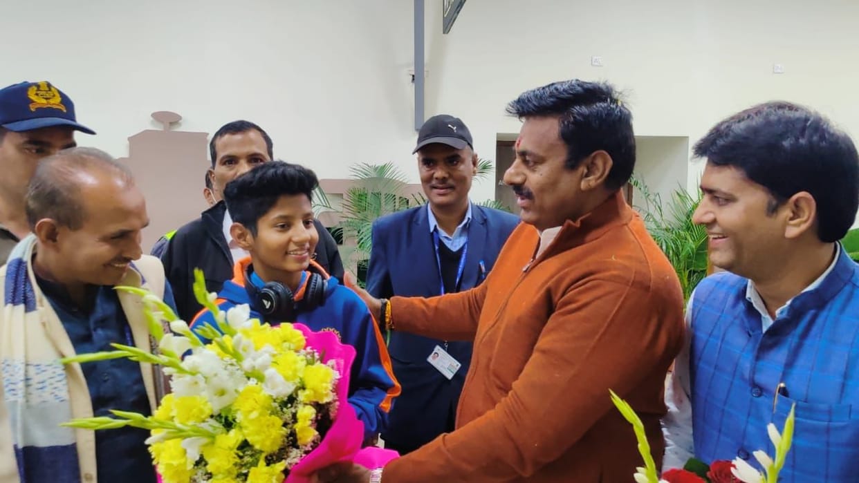 Bhopal News: Cricketer Saumya Tiwari reached Bhopal, received a warm welcome at the airport