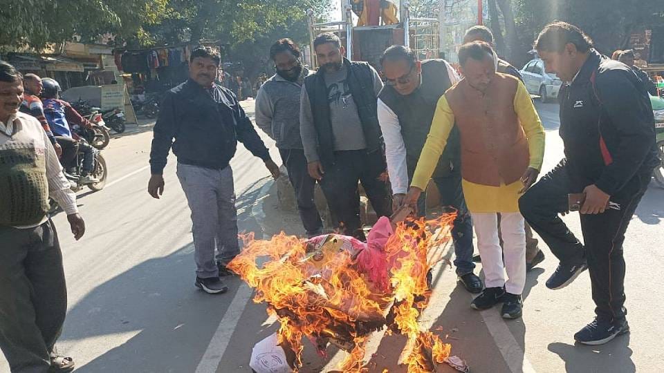 officials of Gau Mata Seva Mahasangh burn effigy of Swami Prasad Maurya in Firozabad