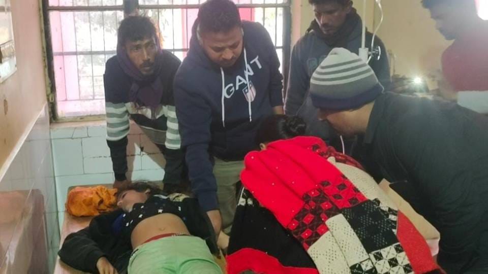 fifteen people were injured while one died in Uncontrolled tractor-trolley overturned in Kasganj