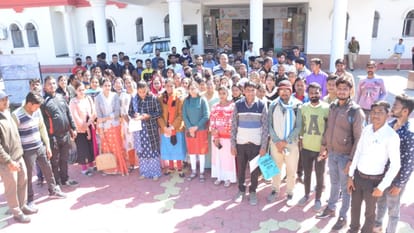 परीक्षार्थियों ने ज्ञापन सौंपा