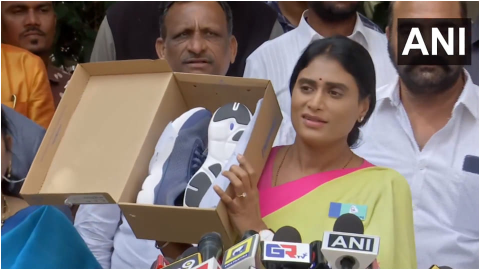 Telangana: YSRTP chief YS Sharmila shows a shoe box and asks  CM KCR to join Padayatra News in Hindi