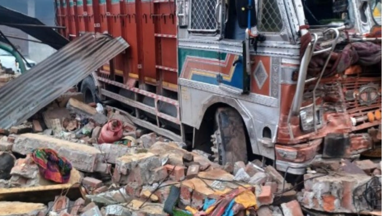 Truck overloaded with crusher material broke the wall and entered the house, one died
