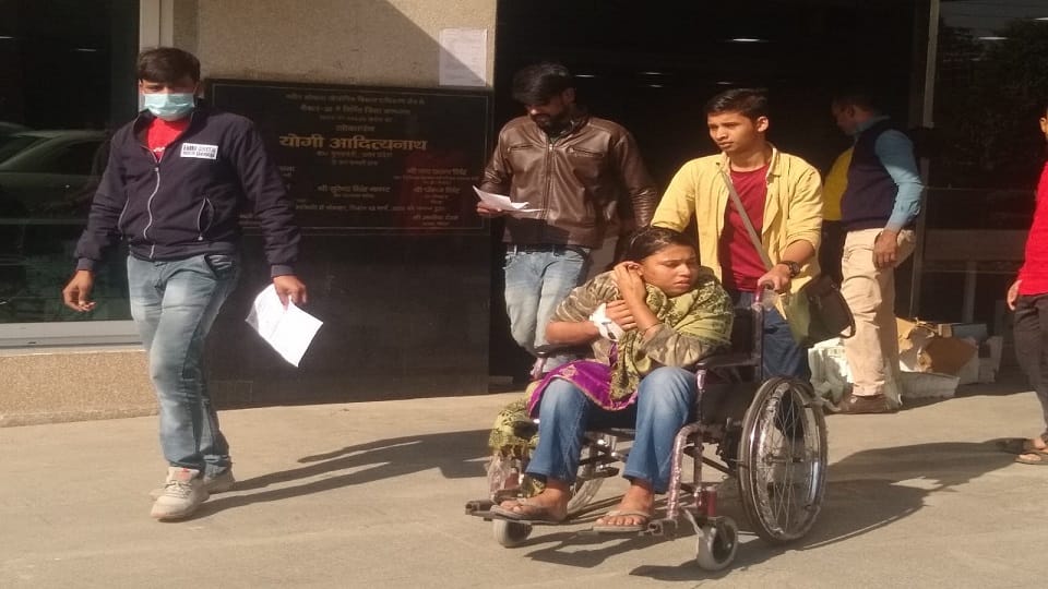 Woman suffering from pain for four hours in Noida district hospital did not get treatment