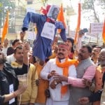 हिंदू संगठनों ने स्वामी प्रसाद मौर्य के पुतले को लगाई फांसी