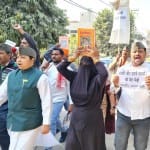 मुस्लिम महिला ने श्री रामचरित मानस को सिर पर रखा