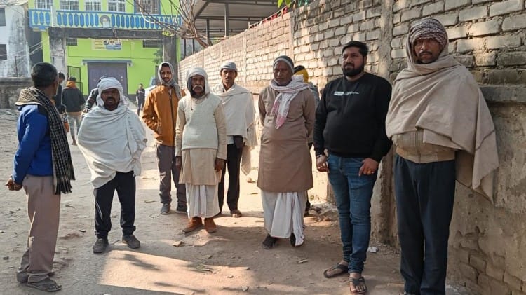 Bihar :अपनी जमीन में शराब गड़ा देख विरोध किया तो पीट-पीट कर मार डाला, पुलिस  मौन - Bihar: When He Protested After Seeing Liquor Buried In His Land, He  Was Beaten To