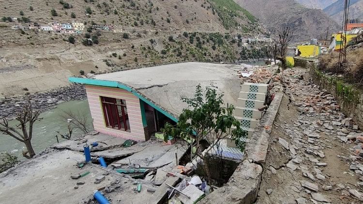 Jammu : खिसकती जमीन का संकट… डोडा में गांव रेड जोन घोषित, रामबन के घरों में भी दरारें, चार परिवार शिफ्ट
