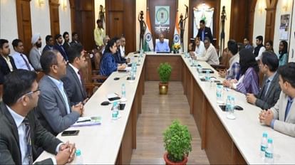 15 राज्यों के 32 IFS ऑफिसर्स ने की सीएम भूपेश बघेल से मुलाकात, 'लग रहे ऐसे कयास'!, जानें क्या है सच्चाई IFS ऑफिसर्स से चर्चा करते सीएम भूपेश बघेल