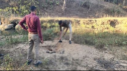 Korba: रेत में दबा शव मिलने से सनसनी, सड़ चुकी है लाश, पहचानना मुश्किल, जांच में जुटी पुलिस रेत में दबा मिला महिला का शव
