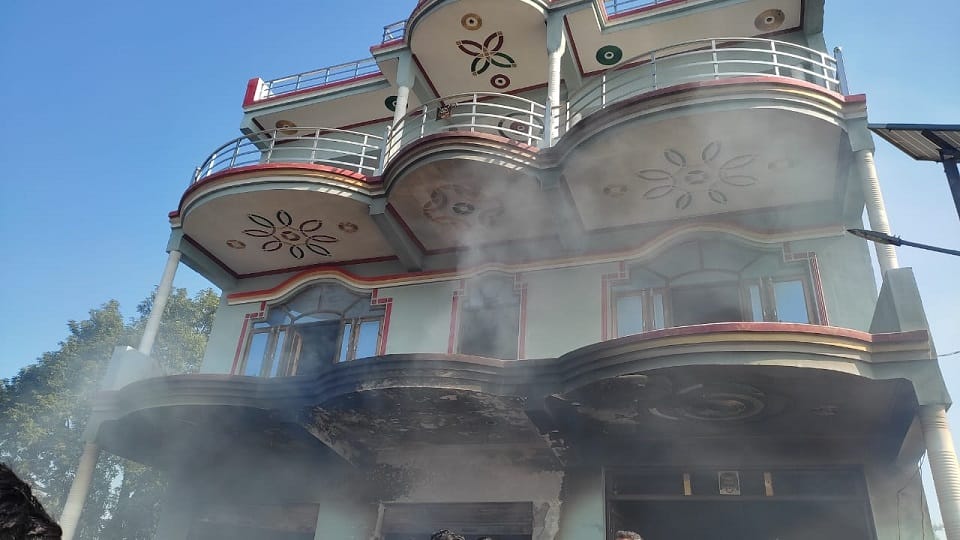 Fire broke out in a grocery store goods worth lakhs got burnt