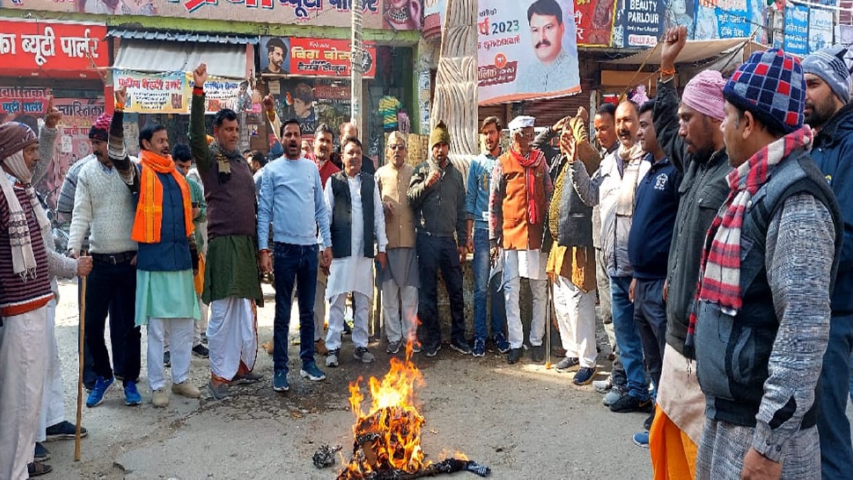 Baghpat: People of Brahmin society burnt the effigy of Swami Prasad Maurya and warned