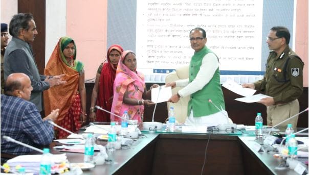 CM Shivraj gave 'real hero' honor to three women of Barwani