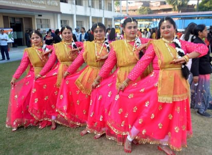Mera Dil Yeh Pukare Aaja… but the girl students danced a lot, pictures of freshers party at Sunbeam Women's Co